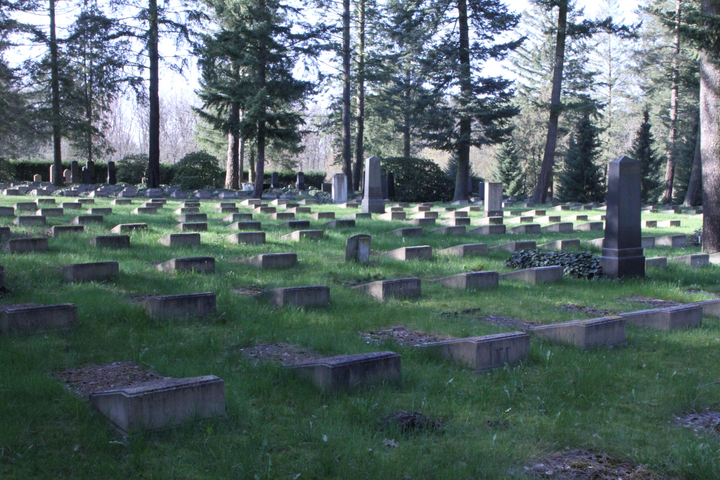 ../../_images/20230409--friedhof__soldaten-potsdam-01.jpg