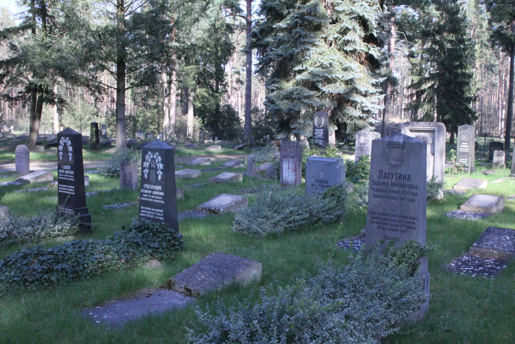 ../../_images/20230409--friedhof__soldaten-potsdam-02.jpg